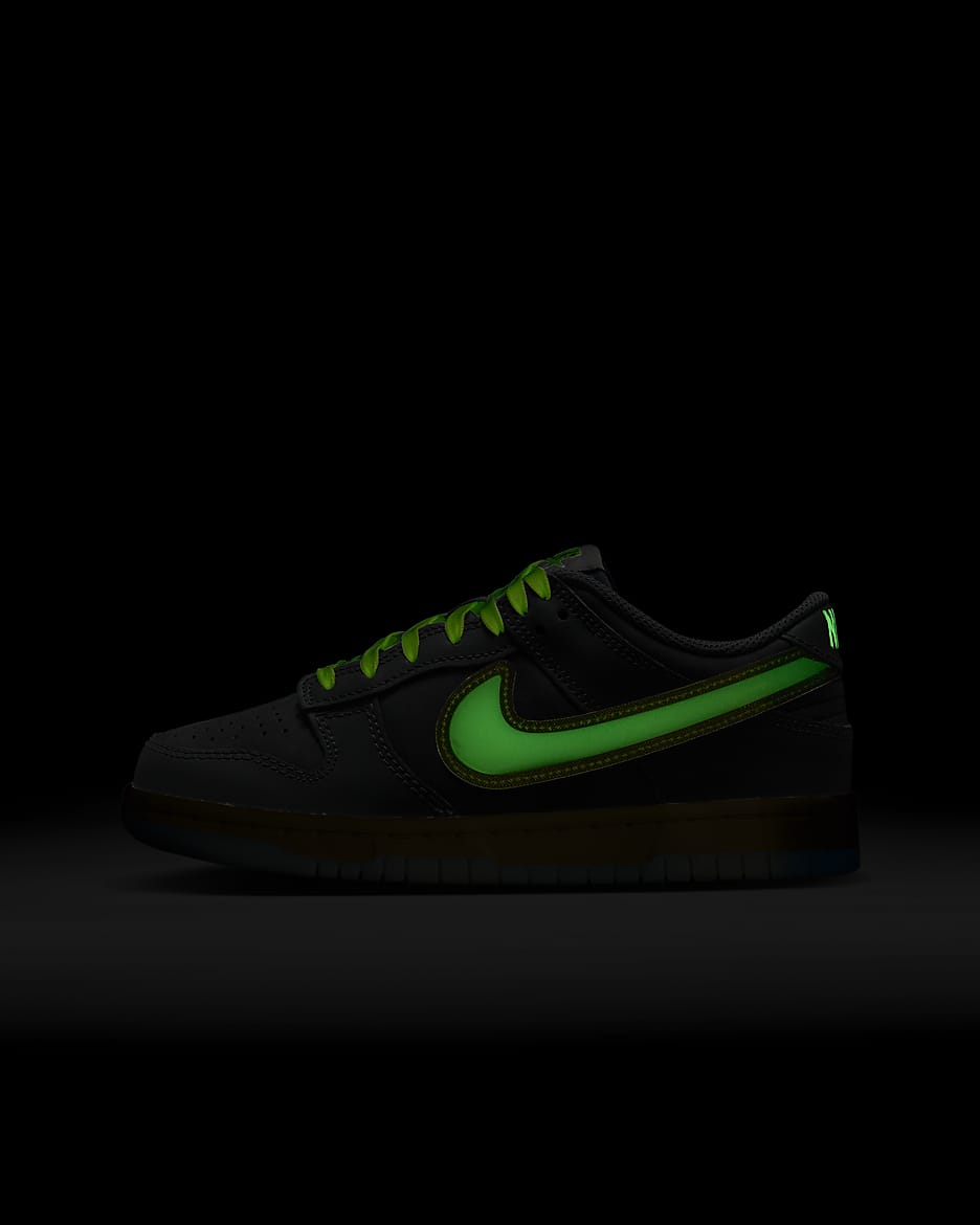 Black shops lime green nike shoes